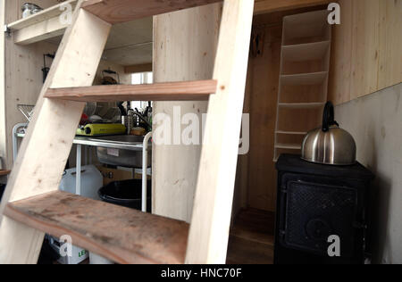 Berlin, Allemagne. 2e Février, 2017. Vue de l'intérieur d'un portable mini appartement situé sur une remorque dans le quartier de Kreuzberg à Berlin, Allemagne, 2 février 2017. La mini-maison a été conçu en utilisant l'idée d'Tinyhouse University. Photo : Rainer Jensen/dpa/Alamy Live News Banque D'Images