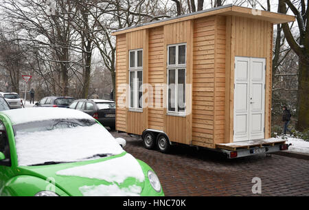 Berlin, Allemagne. 2e Février, 2017. Un mini appartement peut être vu sur une remorque dans le quartier de Kreuzberg à Berlin, Allemagne, 2 février 2017. La mini-maison a été conçu en utilisant l'idée d'Tinyhouse University. Photo : Rainer Jensen/dpa/Alamy Live News Banque D'Images