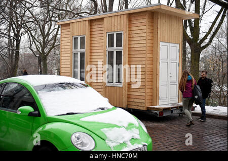 Berlin, Allemagne. 2e Février, 2017. Un mini appartement peut être vu sur une remorque dans le quartier de Kreuzberg à Berlin, Allemagne, 2 février 2017. La mini-maison a été conçu en utilisant l'idée d'Tinyhouse University. Photo : Rainer Jensen/dpa/Alamy Live News Banque D'Images