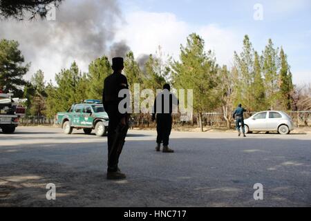 Lashkar Gah, l'Afghanistan. Feb 11, 2017. La fumée monte à partir du site d'une explosion dans la province de Helmand, Afghanistan, le 11 février 2017. Au moins huit personnes ont été confirmées décédées et 20 autres blessées à un kamikaze s'est fait exploser à côté d'une banque ici samedi, le porte-parole du gouvernement provincial Omar Zawak a dit. Credit : Abdul Aziz Safdari/Xinhua/Alamy Live News Banque D'Images