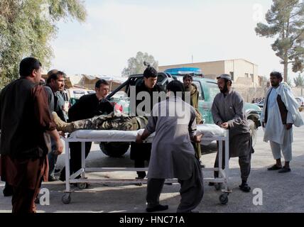 Lashkar Gah, l'Afghanistan. Feb 11, 2017. Les gens portent un homme blessé sur le site d'une explosion dans la province de Helmand, Afghanistan, le 11 février 2017. Au moins huit personnes ont été confirmées décédées et 20 autres blessées à un kamikaze s'est fait exploser à côté d'une banque ici samedi, le porte-parole du gouvernement provincial Omar Zawak a dit. Credit : Abdul Aziz Safdari/Xinhua/Alamy Live News Banque D'Images