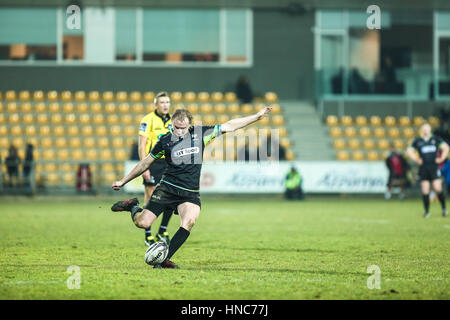 Parma, Italie.10 Février, 2017.Ospreys' fly moitié Luc : éruptions pour la conversion lors du match contre le Zèbre dans GuinnessPRO12©Massimiliano Carnabuci/Alamy news Banque D'Images