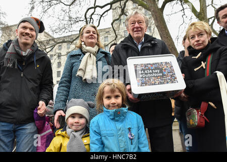 Downing Street, London, UK. 11 février 2017. L'évaluation par les pairs du travail Dubs Alf propose une pétition à Downing Street, le renistatement à la demande de l'enfant de réfugiés. Crédit : Matthieu Chattle/Alamy Live News Banque D'Images