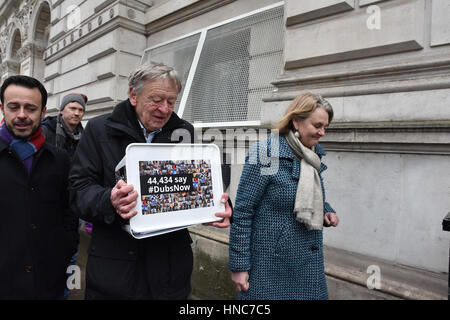 Downing Street, London, UK. 11 février 2017. L'évaluation par les pairs du travail Dubs Alf propose une pétition à Downing Street, le renistatement à la demande de l'enfant de réfugiés. Crédit : Matthieu Chattle/Alamy Live News Banque D'Images