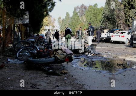 Lashkar Gah. Feb 11, 2017. Photo prise le 11 février 2017 montre le site d'une attaque dans la province d'Helmand, en Afghanistan. Au moins huit personnes ont été confirmées décédées et 20 autres blessées à un kamikaze s'est fait exploser à côté d'une banque ici samedi, le porte-parole du gouvernement provincial Omar Zawak a dit. Credit : Abdul Aziz Safdari/Xinhua/Alamy Live News Banque D'Images