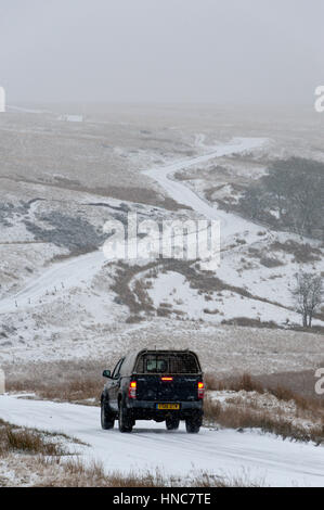 Mynydd Epynt, Powys, Wales, UK. Feb 11, 2017. Les automobilistes négocier une petite route à travers un paysage hivernal sur la haute lande du Mynydd Epynt en gamme Powys, Pays de Galles, Royaume-Uni. Credit : Graham M. Lawrence/Alamy Live News Banque D'Images