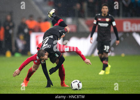BayArena, Leverkusen, Allemagne. Feb 11, 2017. Leverkusen Javier Hernandez relève de la Frankfurt Bastian Oczipka durant la Bundesliga match de football entre le Bayer Leverkusen et l'Eintracht Francfort dans la région de BayArena, Leverkusen, Allemagne, 11 février 2017. (CONDITIONS D'EMBARGO - ATTENTION : En raison de l'accréditation, le LDF guidlines n'autorise la publication et l'utilisation de jusqu'à 15 photos par correspondance sur internet et dans les médias en ligne pendant le match.) Photo : Marius Becker/dpa/Alamy Live News Banque D'Images