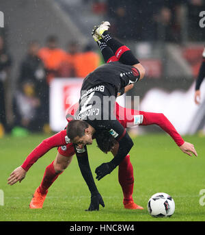 BayArena, Leverkusen, Allemagne. Feb 11, 2017. Javier Hernandez de Leverkusen tombe sur Frankfurt's Bastian Oczipka durant la Bundesliga match de football entre le Bayer Leverkusen et l'Eintracht Francfort dans la région de BayArena, Leverkusen, Allemagne, 11 février 2017. - (EMBARGO PRÉVISUALISÉE CONDITIONS - ATTENTION : En raison de l'accréditation, le LDF guidlines n'autorise la publication et l'utilisation de jusqu'à 15 photos par correspondance sur internet et dans les médias en ligne pendant le match.) Photo : Marius Becker/dpa/Alamy Live News Banque D'Images