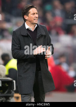 BayArena, Leverkusen, Allemagne. Feb 11, 2017. L'entraîneur de Leverkusen gestes Roger Schmidt dans les coulisses pendant la Bundesliga match de football entre le Bayer Leverkusen et l'Eintracht Francfort dans la région de BayArena, Leverkusen, Allemagne, 11 février 2017. (CONDITIONS D'EMBARGO - ATTENTION : En raison de l'accréditation, le LDF guidlines n'autorise la publication et l'utilisation de jusqu'à 15 photos par correspondance sur internet et dans les médias en ligne pendant le match.) Photo : Marius Becker/dpa/Alamy Live News Banque D'Images