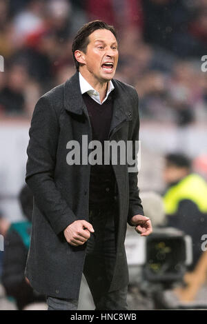 BayArena, Leverkusen, Allemagne. Feb 11, 2017. L'entraîneur de Leverkusen gestes Roger Schmidt dans les coulisses pendant la Bundesliga match de football entre le Bayer Leverkusen et l'Eintracht Francfort dans la région de BayArena, Leverkusen, Allemagne, 11 février 2017. (CONDITIONS D'EMBARGO - ATTENTION : En raison de l'accréditation, le LDF guidlines n'autorise la publication et l'utilisation de jusqu'à 15 photos par correspondance sur internet et dans les médias en ligne pendant le match.) Photo : Marius Becker/dpa/Alamy Live News Banque D'Images