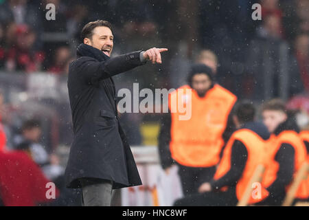 BayArena, Leverkusen, Allemagne. Feb 11, 2017. L'entraîneur de Francfort Niko Kovac gestes depuis les coulisses pendant la Bundesliga match de football entre le Bayer Leverkusen et l'Eintracht Francfort dans la région de BayArena, Leverkusen, Allemagne, 11 février 2017. (CONDITIONS D'EMBARGO - ATTENTION : En raison de l'accréditation, le LDF guidlines n'autorise la publication et l'utilisation de jusqu'à 15 photos par correspondance sur internet et dans les médias en ligne pendant le match.) Photo : Marius Becker/dpa/Alamy Live News Banque D'Images