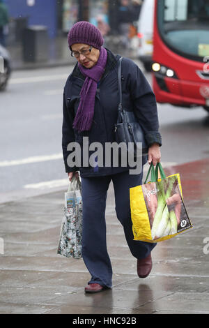 Le nord de Londres, Royaume-Uni. Feb 11, 2017. Les consommateurs sous la pluie et le grésil gratuites dans le nord de Londres. Credit : Dinendra Haria/Alamy Live News Banque D'Images