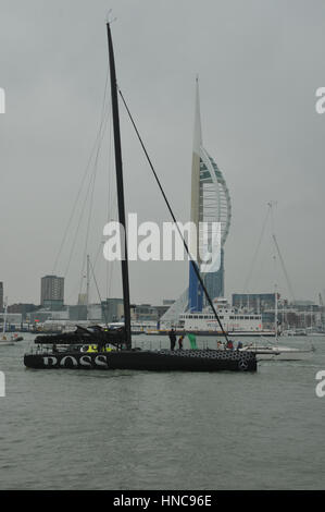 Alex Tomson arrivant à Gosport en Angleterre après avoir été le finaliste dans le Vendée Globe course autour du monde à la voile en flottille de petits bateaux et de grande foule sur le côté rive Banque D'Images