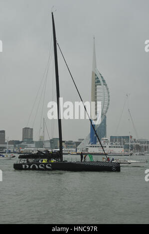 Alex Tomson arrivant à Gosport en Angleterre après avoir été le finaliste dans le Vendée Globe course autour du monde à la voile en flottille de petits bateaux et de grande foule sur le côté rive Banque D'Images