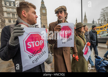 Londres, Royaume-Uni. 11 février 2017. L'extérieur le trésor sur le bord de la place du Parlement - Arrêter de tuer les cyclistes une étape à retenir dans l'emporte-Anita Szucs, 30 et Karla Roman, 32 (tous deux tués alors que le vélo le lundi), et Ben au Pays de Galles, 32. Ils exigent l'investissement dans le vélo et la marche dans l'espoir qu'il s'élève à 10  % du budget transport d'ici la fin de cette législature. Crédit : Guy Bell/Alamy Live News Banque D'Images