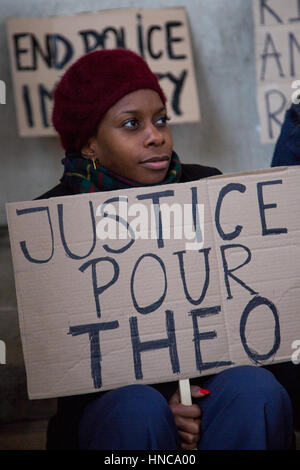 Londres, Royaume-Uni. Feb 11, 2017. Une femme manifestations devant l'ambassade de France à Londres, contre les violences policières en France. Un homme savoir que Theo a été arrêté par la police lors d'un contrôle d'identité la semaine dernière à Aulnay-sous-Bois, une banlieue graveleuse à la périphérie de Paris, le jeune homme de 22 ans aurait été ramené au sol, battu et violé avec une matraque de police. Credit : Thabo Jaiyesimi/Alamy Live News Banque D'Images