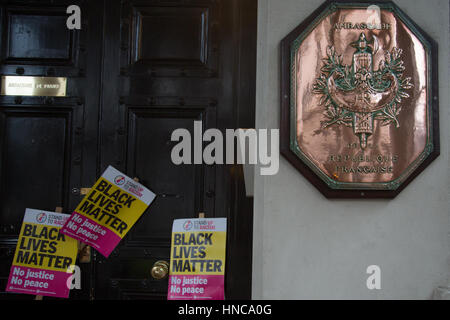 Londres, Royaume-Uni. Feb 11, 2017. Des pancartes à l'extérieur de l'ambassade de France à Londres, contre les violences policières en France. Un homme savoir que Theo a été arrêté par la police lors d'un contrôle d'identité la semaine dernière à Aulnay-sous-Bois, une banlieue graveleuse à la périphérie de Paris, le jeune homme de 22 ans aurait été ramené au sol, battu et violé avec une matraque de police. Credit : Thabo Jaiyesimi/Alamy Live News Banque D'Images