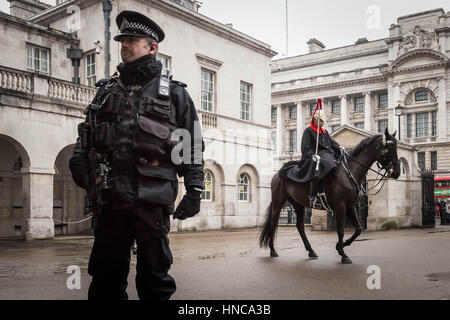 Londres, Royaume-Uni. Feb 11, 2017. La police armée a accru la sécurité pendant l'évolution de la cavalerie de la garde à Whitehall Crédit : Guy Josse/Alamy Live News Banque D'Images