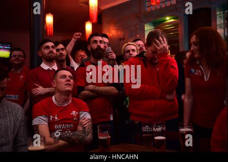 UK Sport : Rugby fans inconsolables Galles regarder jouer contre l'Angleterre dans les Six Nations de rugby international match (en direct à la télévision de la Principauté Stadium Cardiff) dans l'Hôtel Château d'Aberystwyth Wales pub UK. En dépit d'être en avance pour la plupart de la partie, un fin English Essayez l'Angleterre a donné la victoire par 21 points à 16 Banque D'Images