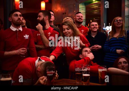 UK Sport : Rugby fans inconsolables Galles regarder jouer contre l'Angleterre dans les Six Nations de rugby international match (en direct à la télévision de la Principauté Stadium Cardiff) dans l'Hôtel Château d'Aberystwyth Wales pub UK. En dépit d'être en avance pour la plupart de la partie, un fin English Essayez l'Angleterre a donné la victoire par 21 points à 16 Banque D'Images