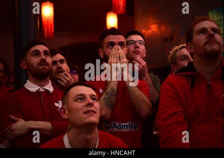 UK Sport : Rugby fans regarder Galles jouer contre l'Angleterre dans les Six Nations de rugby international match (en direct à la télévision de la Principauté Stadium Cardiff) dans l'Hôtel Château d'Aberystwyth Wales pub UK. En dépit de galles étant en avance pour la plupart de la partie, un fin English Essayez l'Angleterre a donné la victoire par 21 points à 16 Photo © Keith Morris / Alamy Live News Aberystwyth Wales UK, le samedi 11 février 2017 Banque D'Images