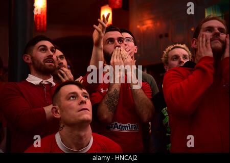 UK Sport : Rugby fans inconsolables Galles regarder jouer contre l'Angleterre dans les Six Nations de rugby international match (en direct à la télévision de la Principauté Stadium Cardiff) dans l'Hôtel Château d'Aberystwyth Wales pub UK. En dépit d'être en avance pour la plupart de la partie, un fin English Essayez l'Angleterre a donné la victoire par 21 points à 16 Banque D'Images