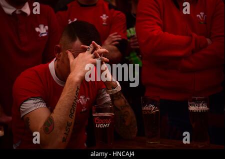 UK Sport : Rugby fans inconsolables Galles regarder jouer contre l'Angleterre dans les Six Nations de rugby international match (en direct à la télévision de la Principauté Stadium Cardiff) dans l'Hôtel Château d'Aberystwyth Wales pub UK. En dépit d'être en avance pour la plupart de la partie, un fin English Essayez l'Angleterre a donné la victoire par 21 points à 16 Banque D'Images