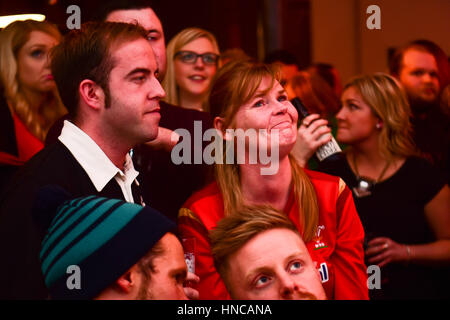 UK Sport : Rugby fans regarder Galles jouer contre l'Angleterre dans les Six Nations de rugby international match (en direct à la télévision de la Principauté Stadium Cardiff) dans l'Hôtel Château d'Aberystwyth Wales pub UK. En dépit de galles étant en avance pour la plupart de la partie, un fin English Essayez l'Angleterre a donné la victoire par 21 points à 16 Photo © Keith Morris / Alamy Live News Aberystwyth Wales UK, le samedi 11 février 2017 Banque D'Images