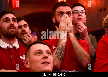 UK Sport : Rugby fans inconsolables Galles regarder jouer contre l'Angleterre dans les Six Nations de rugby international match (en direct à la télévision de la Principauté Stadium Cardiff) dans l'Hôtel Château d'Aberystwyth Wales pub UK. En dépit d'être en avance pour la plupart de la partie, un fin English Essayez l'Angleterre a donné la victoire par 21 points à 16 Banque D'Images