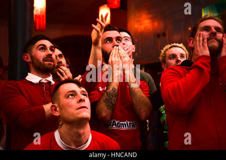 UK Sport : Rugby fans inconsolables Galles regarder jouer contre l'Angleterre dans les Six Nations de rugby international match (en direct à la télévision de la Principauté Stadium Cardiff) dans l'Hôtel Château d'Aberystwyth Wales pub UK. En dépit d'être en avance pour la plupart de la partie, un fin English Essayez l'Angleterre a donné la victoire par 21 points à 16 Banque D'Images