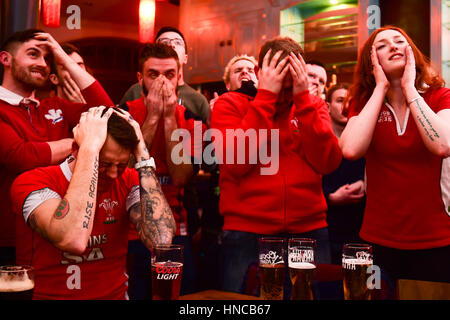 UK Sport : Rugby fans inconsolables Galles regarder jouer contre l'Angleterre dans les Six Nations de rugby international match (en direct à la télévision de la Principauté Stadium Cardiff) dans l'Hôtel Château d'Aberystwyth Wales pub UK. En dépit d'être en avance pour la plupart de la partie, un fin English Essayez l'Angleterre a donné la victoire par 21 points à 16 Banque D'Images