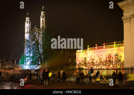 Cambridge UK, 11 février 2017. L'Université de Cambridge Sénat Chambre et King's College Chapel sont baignés dans une lumière colorée dans le cadre de l'e-Cambridge Luminate Festival. De nombreuses villes de l'emblématique bâtiments ont été éclairés à l'affiche que traverser entre l'art et de la science.L'événement fait la promotion de technologies écologiquement rationnelles et les récentes avancées dans la technologie connexe, de méthodes de recherche et de fabrication et est sur entre 10 au 15 février 2017. Credit : Julian Eales/Alamy Live News Banque D'Images