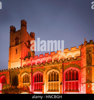 Cambridge UK, 11 février 2017. Grande église St MaryÕs est baignée d'une lumière colorée dans le cadre de l'e-Cambridge Luminate Festival. De nombreuses villes de l'emblématique bâtiments ont été éclairés à l'affiche que traverser entre l'art et de la science.L'événement fait la promotion de technologies écologiquement rationnelles et les récentes avancées dans la technologie connexe, de méthodes de recherche et de fabrication et est sur entre 10 au 15 février 2017. Credit : Julian Eales/Alamy Live News Banque D'Images