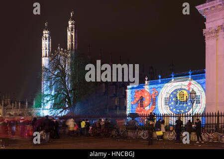 Cambridge UK, 11 février 2017. L'Université de Cambridge Sénat Chambre et King's College Chapel sont baignés dans une lumière colorée dans le cadre de l'e-Cambridge Luminate Festival. De nombreuses villes de l'emblématique bâtiments ont été éclairés à l'affiche que traverser entre l'art et de la science.L'événement fait la promotion de technologies écologiquement rationnelles et les récentes avancées dans la technologie connexe, de méthodes de recherche et de fabrication et est sur entre 10 au 15 février 2017. Credit : Julian Eales/Alamy Live News Banque D'Images