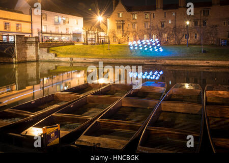 Cambridge UK, 11 février 2017. Magdelene College, qui fait partie de l'Université de Cambridge est baignée d'une lumière colorée dans le cadre de l'e-Cambridge Luminate Festival. De nombreuses villes de l'emblématique bâtiments ont été éclairés à l'affiche que traverser entre l'art et de la science.L'événement fait la promotion de technologies écologiquement rationnelles et les récentes avancées dans la technologie connexe, de méthodes de recherche et de fabrication et est sur entre 10 au 15 février 2017. Credit : Julian Eales/Alamy Live News Banque D'Images