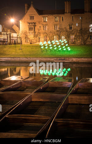 Cambridge UK, 11 février 2017. Magdelene College, qui fait partie de l'Université de Cambridge est baignée d'une lumière colorée dans le cadre de l'e-Cambridge Luminate Festival. De nombreuses villes de l'emblématique bâtiments ont été éclairés à l'affiche que traverser entre l'art et de la science.L'événement fait la promotion de technologies écologiquement rationnelles et les récentes avancées dans la technologie connexe, de méthodes de recherche et de fabrication et est sur entre 10 au 15 février 2017. Credit : Julian Eales/Alamy Live News Banque D'Images