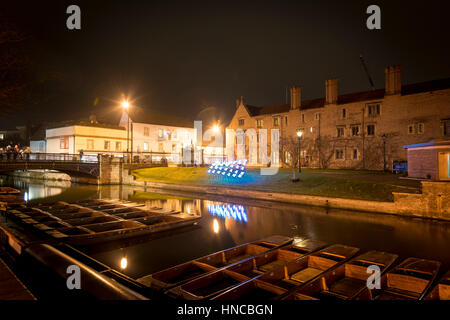 Cambridge UK, 11 février 2017. Magdelene College, qui fait partie de l'Université de Cambridge est baignée d'une lumière colorée dans le cadre de l'e-Cambridge Luminate Festival. De nombreuses villes de l'emblématique bâtiments ont été éclairés à l'affiche que traverser entre l'art et de la science.L'événement fait la promotion de technologies écologiquement rationnelles et les récentes avancées dans la technologie connexe, de méthodes de recherche et de fabrication et est sur entre 10 au 15 février 2017. Credit : Julian Eales/Alamy Live News Banque D'Images