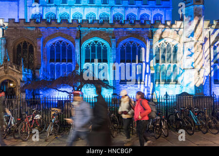 Cambridge UK, 11 février 2017. Grande église St MaryÕs est baignée d'une lumière colorée dans le cadre de l'e-Cambridge Luminate Festival. De nombreuses villes de l'emblématique bâtiments ont été éclairés à l'affiche que traverser entre l'art et de la science.L'événement fait la promotion de technologies écologiquement rationnelles et les récentes avancées dans la technologie connexe, de méthodes de recherche et de fabrication et est sur entre 10 au 15 février 2017. Credit : Julian Eales/Alamy Live News Banque D'Images