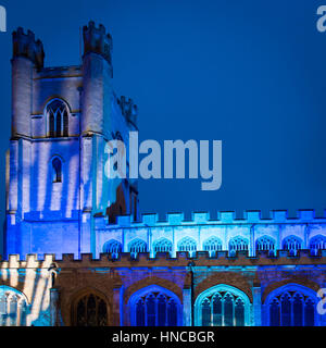 Cambridge UK, 11 février 2017. Grande église St MaryÕs est baignée d'une lumière colorée dans le cadre de l'e-Cambridge Luminate Festival. De nombreuses villes de l'emblématique bâtiments ont été éclairés à l'affiche que traverser entre l'art et de la science.L'événement fait la promotion de technologies écologiquement rationnelles et les récentes avancées dans la technologie connexe, de méthodes de recherche et de fabrication et est sur entre 10 au 15 février 2017. Credit : Julian Eales/Alamy Live News Banque D'Images