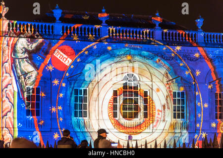 Cambridge UK, 11 février 2017. L'Université de Cambridge Sénat Chambre est baignée d'une lumière colorée dans le cadre de l'e-Cambridge Luminate Festival. De nombreuses villes de l'emblématique bâtiments ont été éclairés à l'affiche que traverser entre l'art et de la science.L'événement fait la promotion de technologies écologiquement rationnelles et les récentes avancées dans la technologie connexe, de méthodes de recherche et de fabrication et est sur entre 10 au 15 février 2017. Credit : Julian Eales/Alamy Live News Banque D'Images