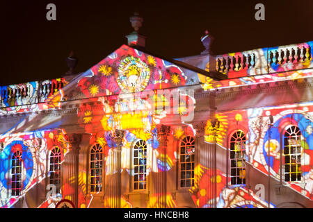 Cambridge UK, 11 février 2017. L'Université de Cambridge Sénat Chambre est baignée d'une lumière colorée dans le cadre de l'e-Cambridge Luminate Festival. De nombreuses villes de l'emblématique bâtiments ont été éclairés à l'affiche que traverser entre l'art et de la science.L'événement fait la promotion de technologies écologiquement rationnelles et les récentes avancées dans la technologie connexe, de méthodes de recherche et de fabrication et est sur entre 10 au 15 février 2017. Credit : Julian Eales/Alamy Live News Banque D'Images