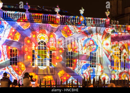 Cambridge UK, 11 février 2017. L'Université de Cambridge Sénat Chambre est baignée d'une lumière colorée dans le cadre de l'e-Cambridge Luminate Festival. De nombreuses villes de l'emblématique bâtiments ont été éclairés à l'affiche que traverser entre l'art et de la science.L'événement fait la promotion de technologies écologiquement rationnelles et les récentes avancées dans la technologie connexe, de méthodes de recherche et de fabrication et est sur entre 10 au 15 février 2017. Credit : Julian Eales/Alamy Live News Banque D'Images