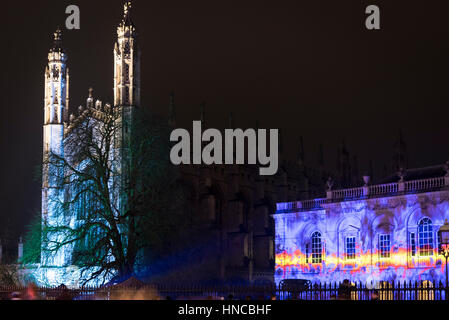 Cambridge UK, 11 février 2017. L'Université de Cambridge Sénat Chambre et King's College Chapel sont baignés dans une lumière colorée dans le cadre de l'e-Cambridge Luminate Festival. De nombreuses villes de l'emblématique bâtiments ont été éclairés à l'affiche que traverser entre l'art et de la science.L'événement fait la promotion de technologies écologiquement rationnelles et les récentes avancées dans la technologie connexe, de méthodes de recherche et de fabrication et est sur entre 10 au 15 février 2017. Credit : Julian Eales/Alamy Live News Banque D'Images