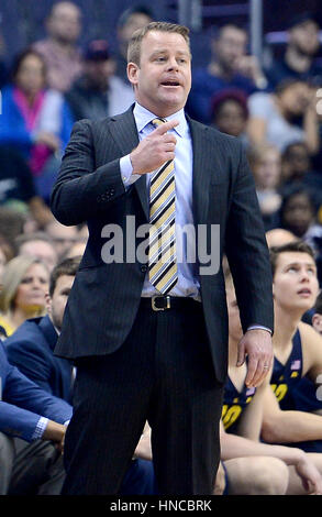 Washington, DC, USA. Feb 11, 2017. 20170211 - Marquette l'entraîneur-chef Steve WOJCIECHOWSKI dirige son équipe contre Georgetown dans la première moitié du Verizon Center de Washington. Credit : Chuck Myers/ZUMA/Alamy Fil Live News Banque D'Images