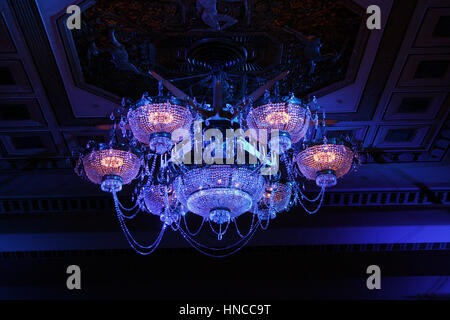 New York, États-Unis. 10 fév, 2017. Le lustre dans la salle de bal du New York's Hôtel Waldorf Astoria où la 62e bille Opéra de Vienne a eu lieu le 10 février 2017. La soirée a célébré le 150e anniversaire de Johann Strauss' Beau Danube bleu et la soirée de gala était de bénéficier de l'héritage de Leonard Bernstein, un projet de Musée juif, en collaboration avec les États-Unis Les Amis de le Musée juif de Vienne. Crédit : Adam Stoltman/Alamy Live News Banque D'Images