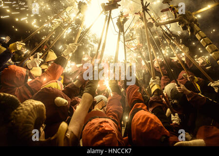 Barcelone, Espagne. Feb 11, 2017. Les membres de divers groupes-correfoc dans leurs costumes diable se rassemblent pour éclairer leurs artifices pendant les 'correfocs' (fire-va) à Barcelone, le festival de la ville d'hiver "Santa Eulalia" 2017 Crédit : Matthias Rickenbach/Alamy Live News Banque D'Images