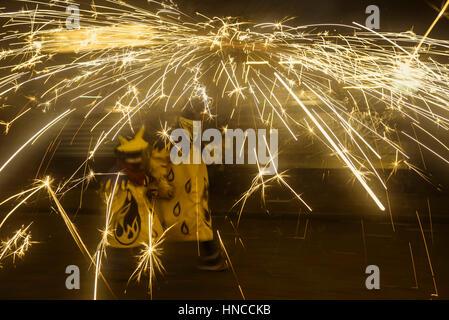 Barcelone, Espagne. Feb 11, 2017. Les enfants en costumes diable danse pour percussions traditionnelles sous l'explosion d'artifice pendant les 'correfocs' (fire-va) à Barcelone, le festival de la ville d'hiver "Santa Eulalia" 2017 Crédit : Matthias Rickenbach/Alamy Live News Banque D'Images