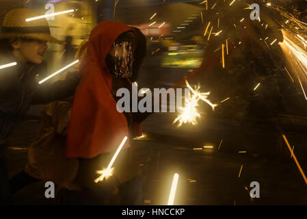 Barcelone, Espagne. Feb 11, 2017. Les enfants en costumes diable danse pour percussions traditionnelles sous l'explosion d'artifice pendant les 'correfocs' (fire-va) à Barcelone, le festival de la ville d'hiver "Santa Eulalia" 2017 Crédit : Matthias Rickenbach/Alamy Live News Banque D'Images