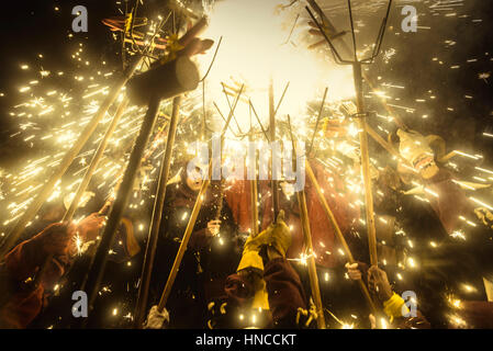 Barcelone, Espagne. Feb 11, 2017. Les membres de divers groupes-correfoc dans leurs costumes diable se rassemblent pour éclairer leurs artifices pendant les 'correfocs' (fire-va) à Barcelone, le festival de la ville d'hiver "Santa Eulalia" 2017 Crédit : Matthias Rickenbach/Alamy Live News Banque D'Images