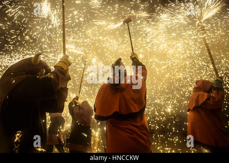 Barcelone, Espagne. Feb 11, 2017. Les membres de divers groupes-correfoc dans leurs costumes diable provoquer d'artifice pendant les 'correfocs' (fire-va) à Barcelone, le festival de la ville d'hiver "Santa Eulalia" 2017 Crédit : Matthias Rickenbach/Alamy Live News Banque D'Images